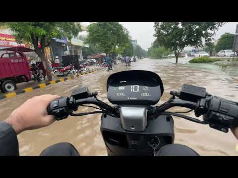 Driving Metro E8S Pro in rainwater, checking water-proofing of motor & batteries. @metroevehicles