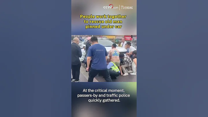 People work together to rescue old man pinned under car - DayDayNews