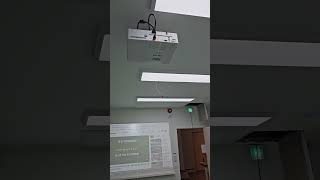 영어 학원 빔 프로젝터 학원 스피커 설치 연동 방법은? 문의 전화는 010 5367 3899입니다.