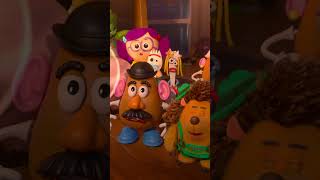 Toy Story 5 | Anuncio: Los tiempos cambian | 23 de septiembre en Disney+
#ToyStory5, 23 de septiembre en Disney+
Los juguetes están de vuelta. Esta vez, Buzz Lightyear, Woody, Jessie y el resto de la pandilla se enfrentan a un nuevo reto cuando conocen a Lilypad , una nueva tablet que llega con sus propias ideas disruptivas sobre lo que es mejor para Bonnie. ¿Volverá a ser lo mismo la hora de jugar?
El tráiler también muestra el esperado reencuentro entre Woody y Buzz tras la decisión de Woody de abandonar la pandilla y empezar a ayudar a los juguetes perdidos al final de Toy Story 4, estrenada en 2019.
En la versión original, Tom Hanks regresa como el siempre leal vaquero Woody, Tim Allen vuelve al servicio como Buzz Lightyear, Joan Cusack se pone nuevamente el sombrero como la vaquera Jessie y Tony Hale regresa como la voz del juguete artesanal Forky. Recientemente se anunció que Conan O’Brien también formará parte del elenco de voces en la versión original como el juguete tecnológico para el entrenamiento en el baño, Smarty Pants.
El director Andrew Stanton y la codirectora Kenna Harris afirman: Ha sido divertido y emocionante explorar cómo nuestro equipo de juguetes clásicos podría responder al mundo tecnológico actual, y estamos encantados de compartir estas primeras imágenes con el público. Ha sido increíble contar con la extraordinaria Greta Lee para dar vida a Lilypad, que consigue equilibrar un tono juguetón y retador con humor y corazón.
Toy Story 5 está dirigida por el ganador del Premio de la Academia® Andrew Stanton (WALL•E, Buscando a Nemo, Buscando a Dory), codirigida por Kenna Harris (Ciao Alberto) y producida por Lindsey Collins (Red, WALL•E, Buscando a Dory). La aventura animada se estrena en cines el 19 de junio de 2026.
Síguenos en Instagram: https://www.instagram.com/DisneySpain
Síguenos en nuestro TikTok: https://www.tiktok.com/@disneyspain
En Twitter: https://www.twitter.com/DisneySpain
En Facebook: https://www.facebook.com/waltdisneystudioses
Y en nuestra web: http://disney.es/ Toy Story 5 | Anuncio: Los tiempos cambian | 23 de septiembre en Disney+
