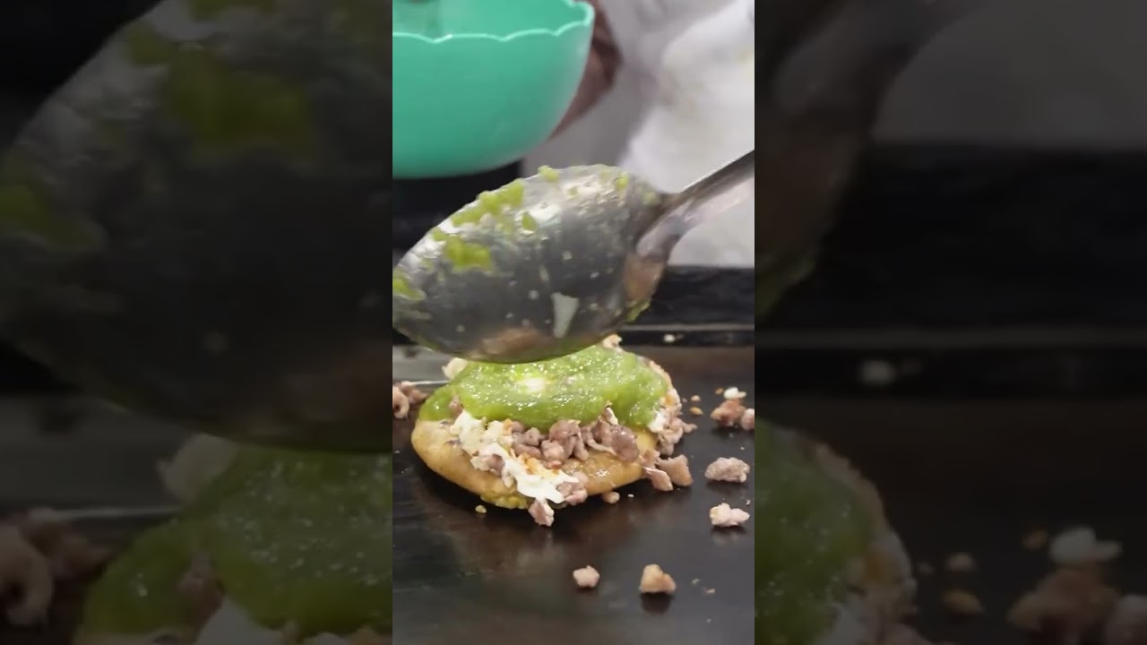 Tlayoyos de Alberjon con quesito y carne en el mercado Victoria, Teziutlán, Puebla 🤤👀