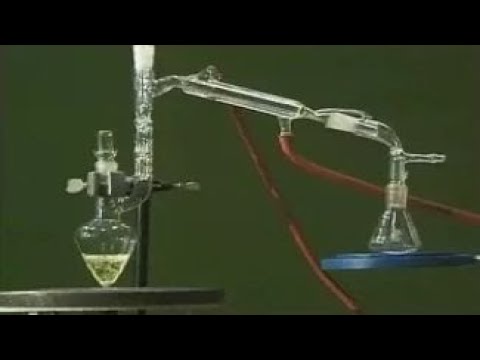 Опыты по химии. Модель нефтеперегонной установки. Иллюстрация фракционного состава бензина