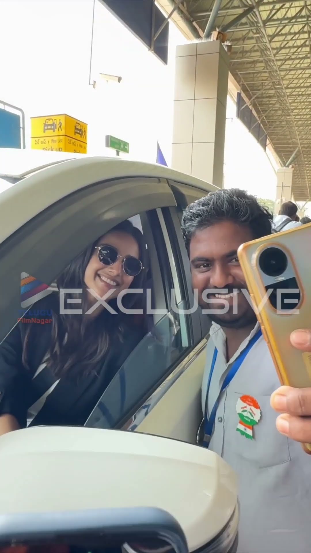 హైదరాబాద్ నుంచి రాజమండ్రి బయలుదేరిన #Venkatesh, #MeenakshiChaudhary ? | #SankranthikiVasthunam | TFN