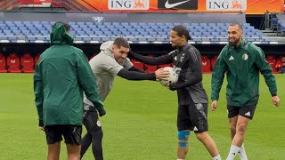 🇩🇿⚽ Exceptional atmosphere at the Greens' training session in Rotterdam before the match against ...