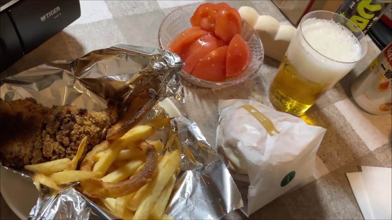 スパイシーモスチーズバーガーとトマトを食べる