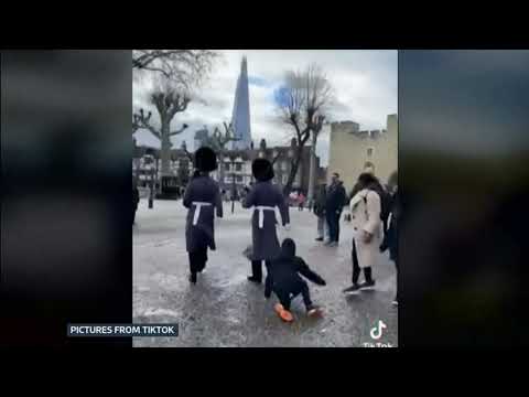 Guard tramples a child at Tower of London? (UK) - ITV News - 29th December 2021