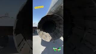 F-4 Phantom Jet Motorun Içine Dalmak. Motorun Içinde Ne Var?