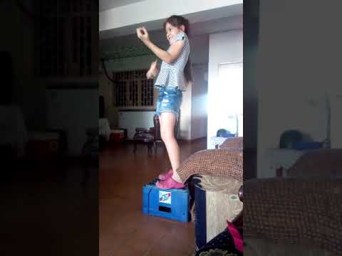 Niña de 9 años bailando a lo loco