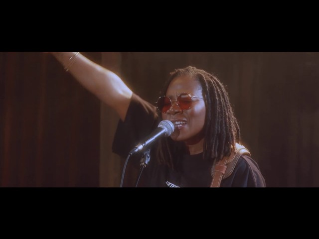 ASA - Torn (Live @ Studios Ferber) class=