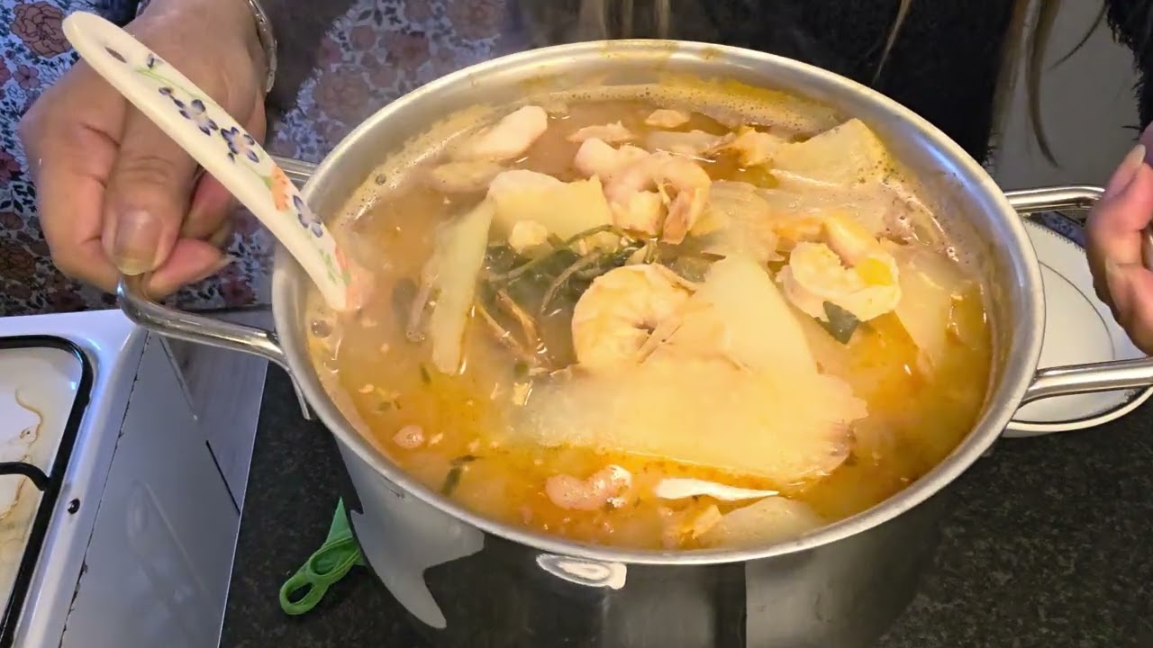 มาทานข้าวตอนเที่ยงด้วยกันจ้าเพื่อนๆ แกงส้มมะละกออร่อยๆจ้า🤭😋😋