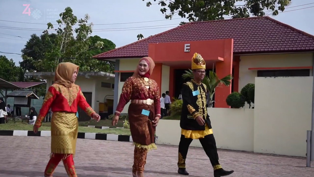 74 KEMERDEKAAN RI FASHION SHOW YouTube