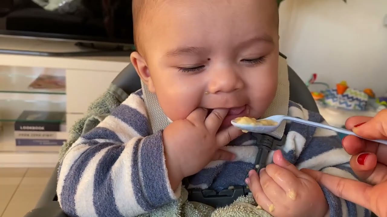 LEON TOMANDO CAFÉ DA MANHÃ