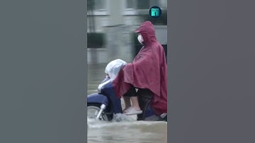 Kiếm tiền triệu sau vài tiếng nhờ... ngập lụt | VTC1