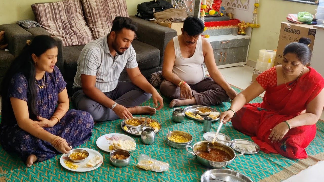 आज जावयांसाठी मस्त झणझणीत मिसळ पाव..😋 बापाने मुलीच्या आवडीची भाजी आणली..😍खूप दिवसांनी आराम केला.😃