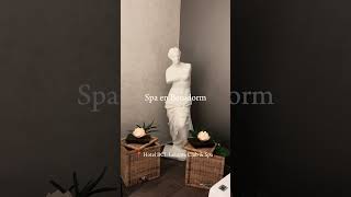Hotel BCL Levante Club & Spa
En el Hotel BCL Levante Club & Spa se encuentra un espacio dedicado al bienestar, con un completo circuito de hidroterapia que incluye piscina de chorros, jacuzzi, baño turco, duchas sensoriales, pediluvio, fuente de hielo y una tranquila zona de relax.
El spa ofrece masajes y tratamientos faciales elaborados con ingredientes naturales como sales del Mar Muerto, aloe vera, aceite de argán o frutos rojos, pensados para aliviar tensiones y favorecer el equilibrio del cuerpo.
Porque en Benidorm también se vive el relax. ✨🛁 Hotel BCL Levante Club & Spa