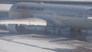 日航機、成田到着後に脱輪 けが人なし、雪で滑ったか