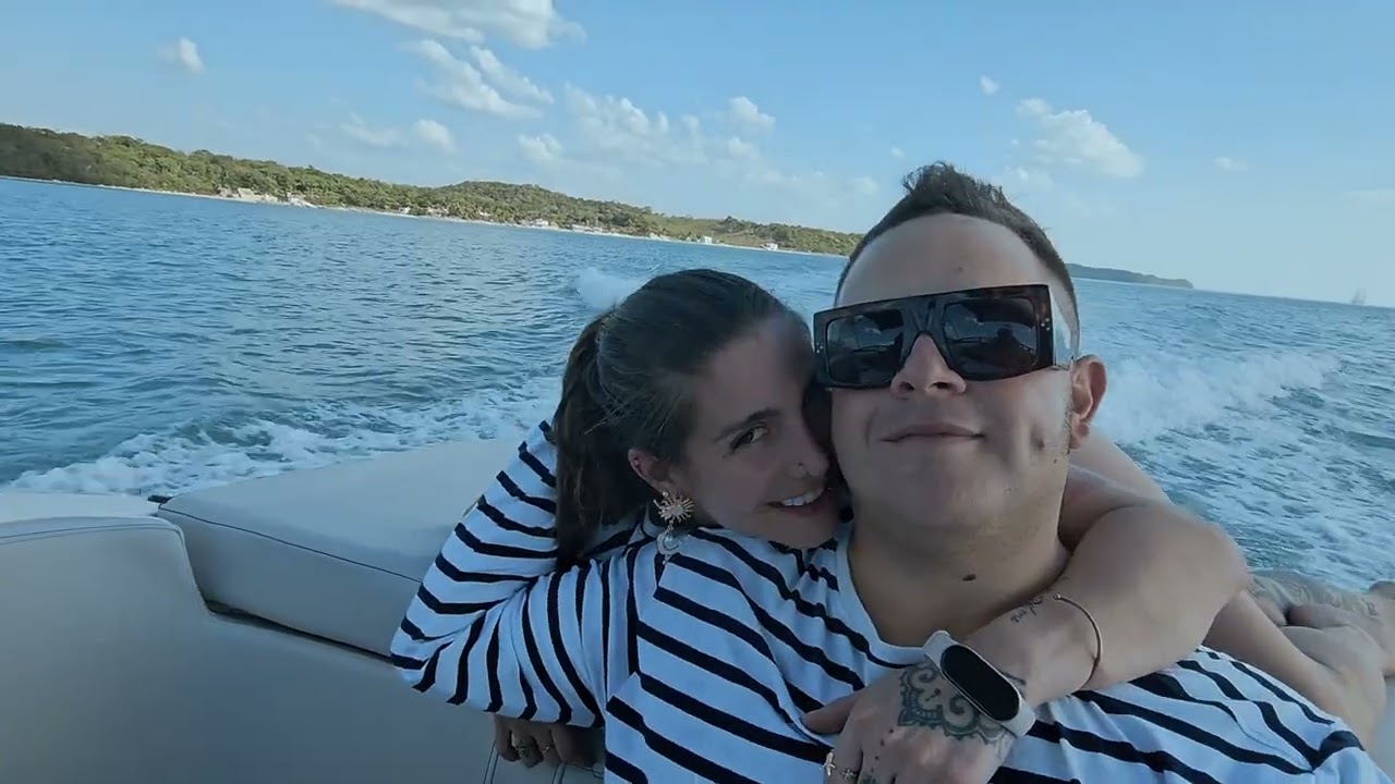 YouTubeでLaura No Está - Rodrigo De La Cadena (Video Oficial)を視聴 YouTubeでLaura No Está - Rodrigo De La Cadena (Video Oficial)を視聴