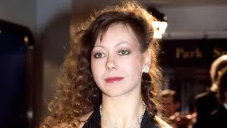 She Chose The Wrong Bikini For Beach And Its A Feast For Your Eyeballs Jenny Agutter