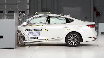 2017 Kia Cadenza driver-side small overlap IIHS crash test