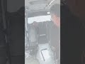 Uderzył w jadący autobus, wpadł do środka #tvn24