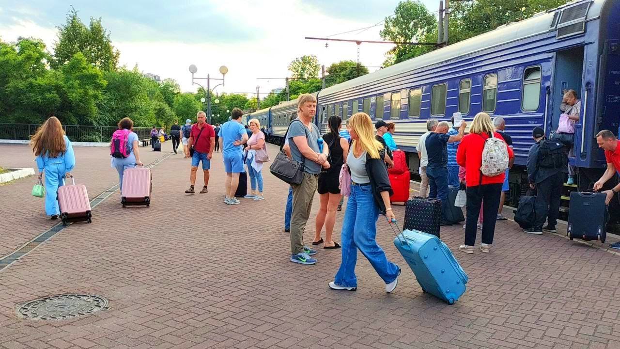 Денний сидячий потяг Київ-Трускавець прибуває у Трускавець, розпаковка