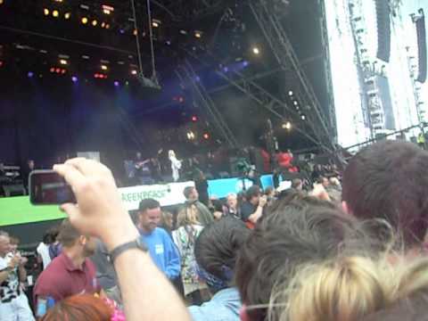 Dolly Parton- Jolene- Glastonbury festival 2014- Security guards dancing