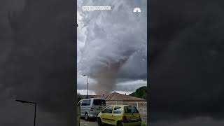 Massive tornado forms in southern France