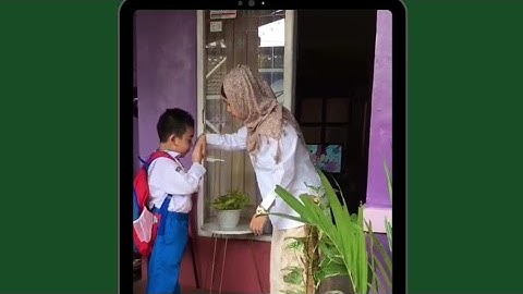 Berpamitan sebelum berangkat ke sekolah