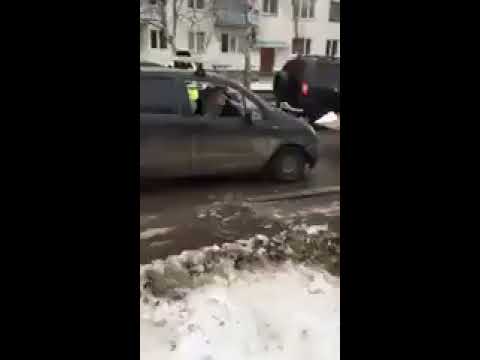 Видео: Пьяная баба за рулем, топором разбивает свою машину. часть1