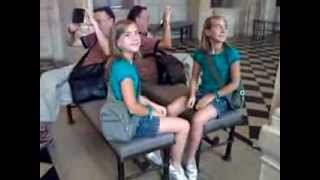 Handclapping in Paris museum, august 2009
