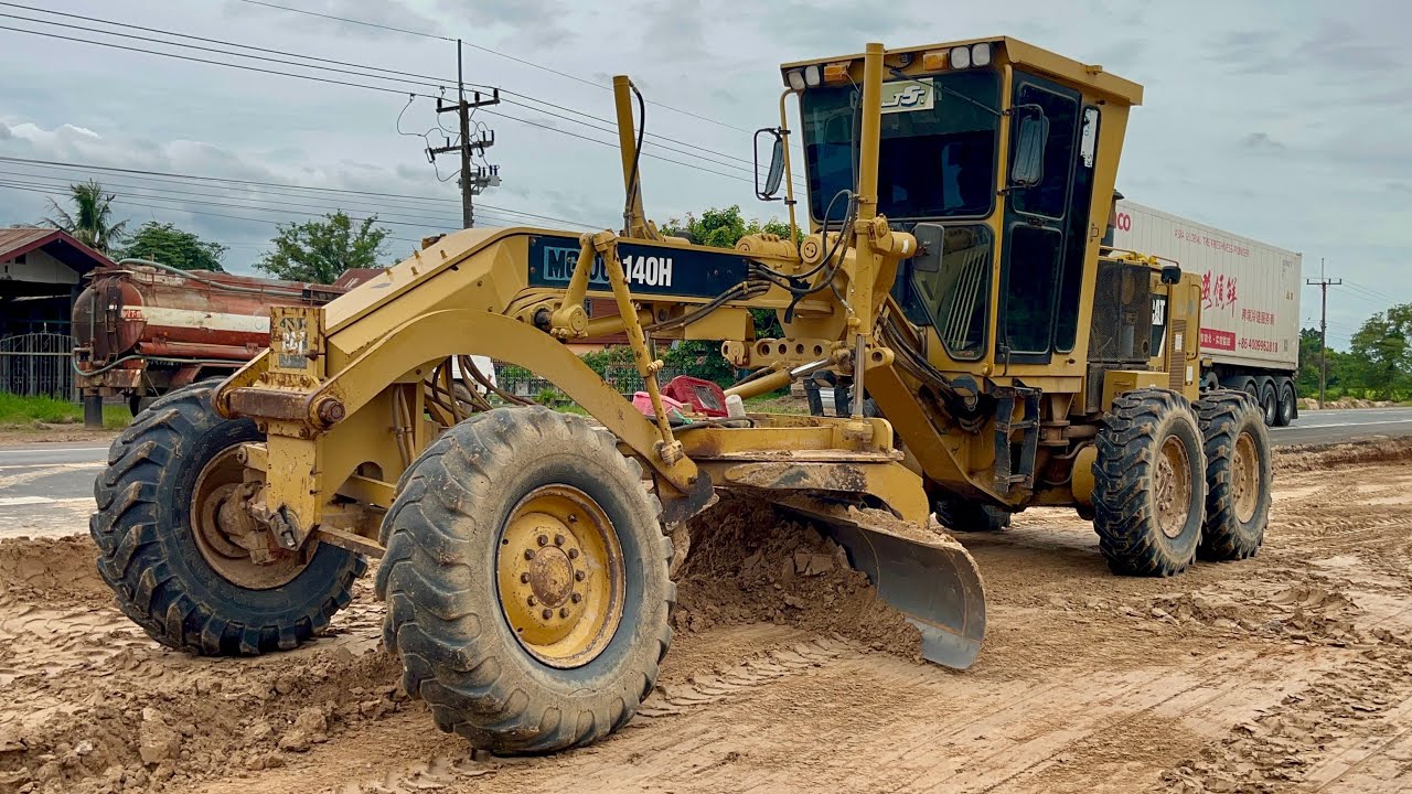 ￼CATERPILLAR 140H VHP185 MG-06 ￼กำลังเกรดและบดอัดปิดหน้างานรื้อมิกซ์ ทล.2169 บ้านหนองบัวบาน อ.กุดชุม