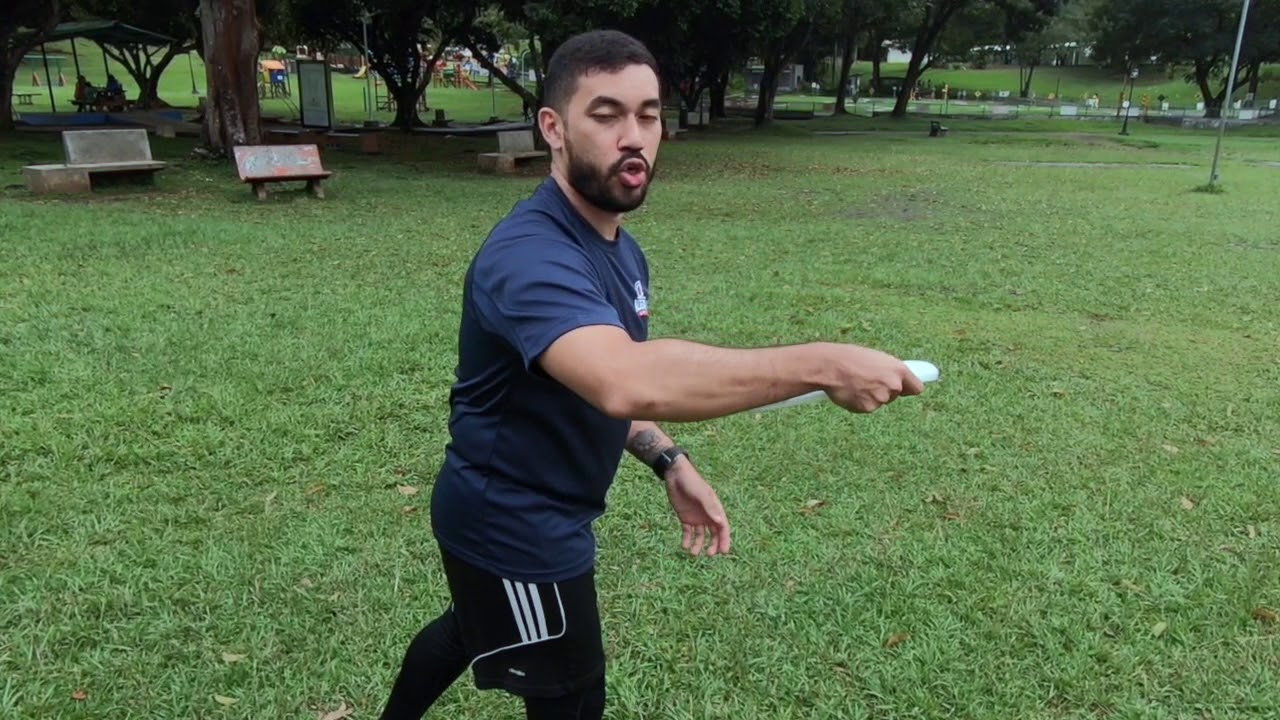 Cómo lanzar un backhand en Ultimate Frisbee YouTube