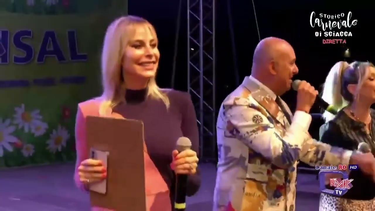 Nanà - Sasà Salvaggio che canta gli inni storici di Nanà al Carnevale di Sciacca 2023.