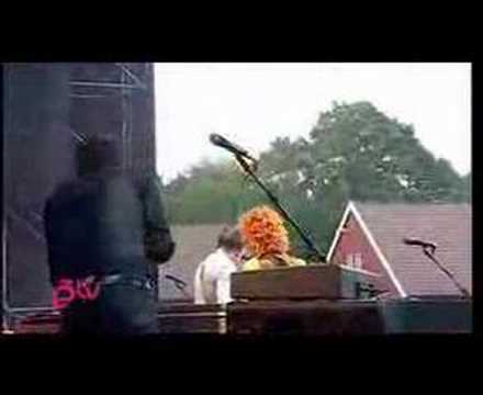 The Raconteurs - Consoler of the Lonely at Hove