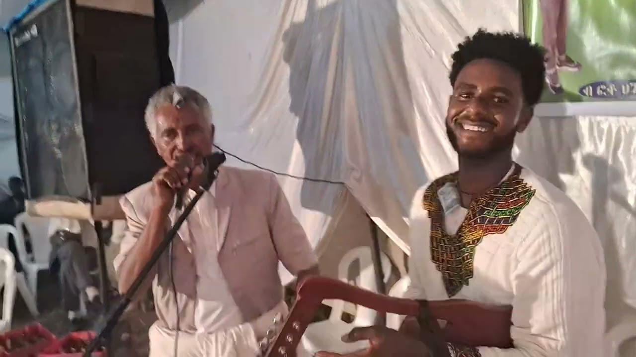 ድምፃዊ ይብራህ ኣረጋይ ምስ ተወለድቲ ሓውዜንን ከባቢኡን  መተዓቢቲ ኣርቲስት ኪሮስ ኣለማዬ  ካብ ሓውዜን ኣብ መርዓ ወዶም እንትደርፉ