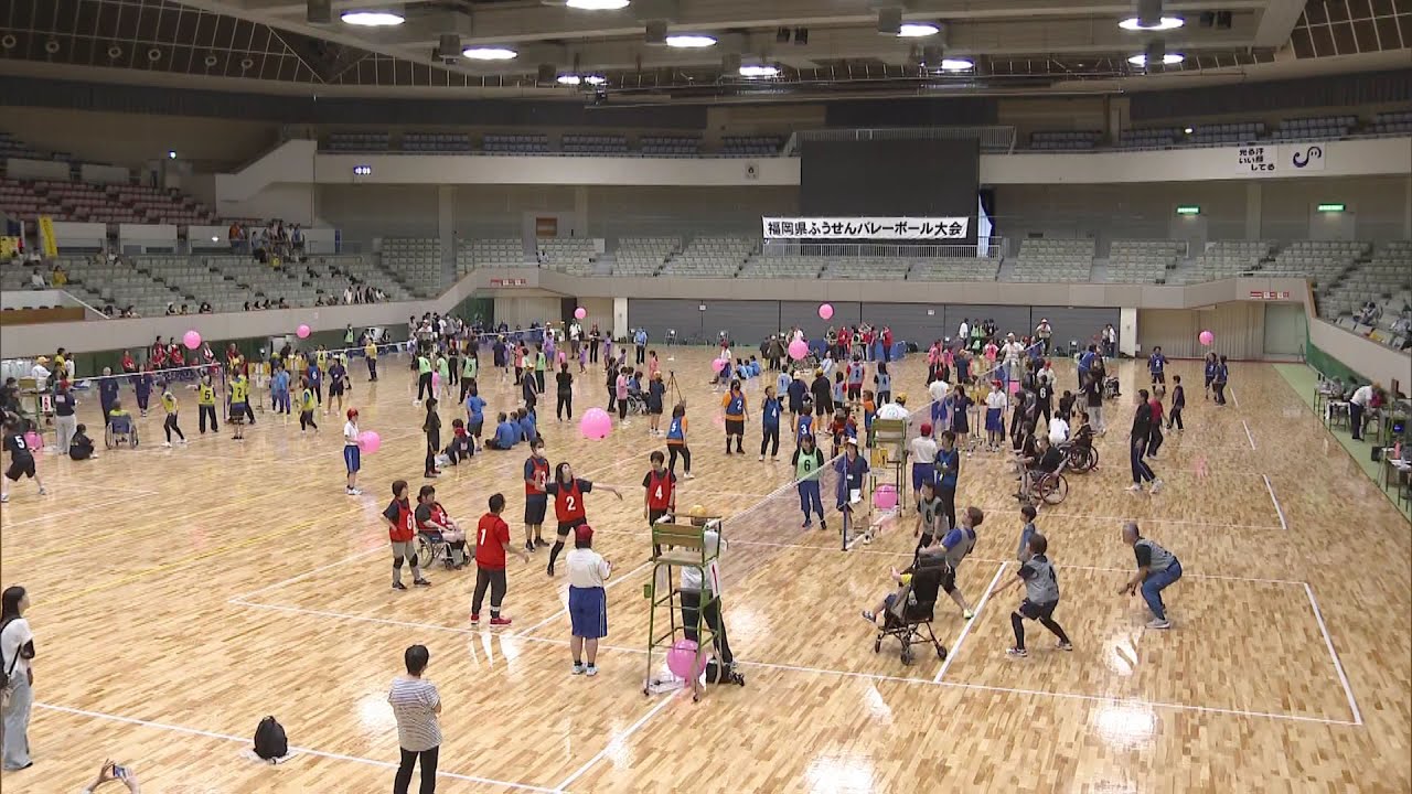 鈴の音を頼りに声をかけ合う「ふうせんバレーボール」大会　発祥の地・北九州市で開催　障がいの有無を超えて交流