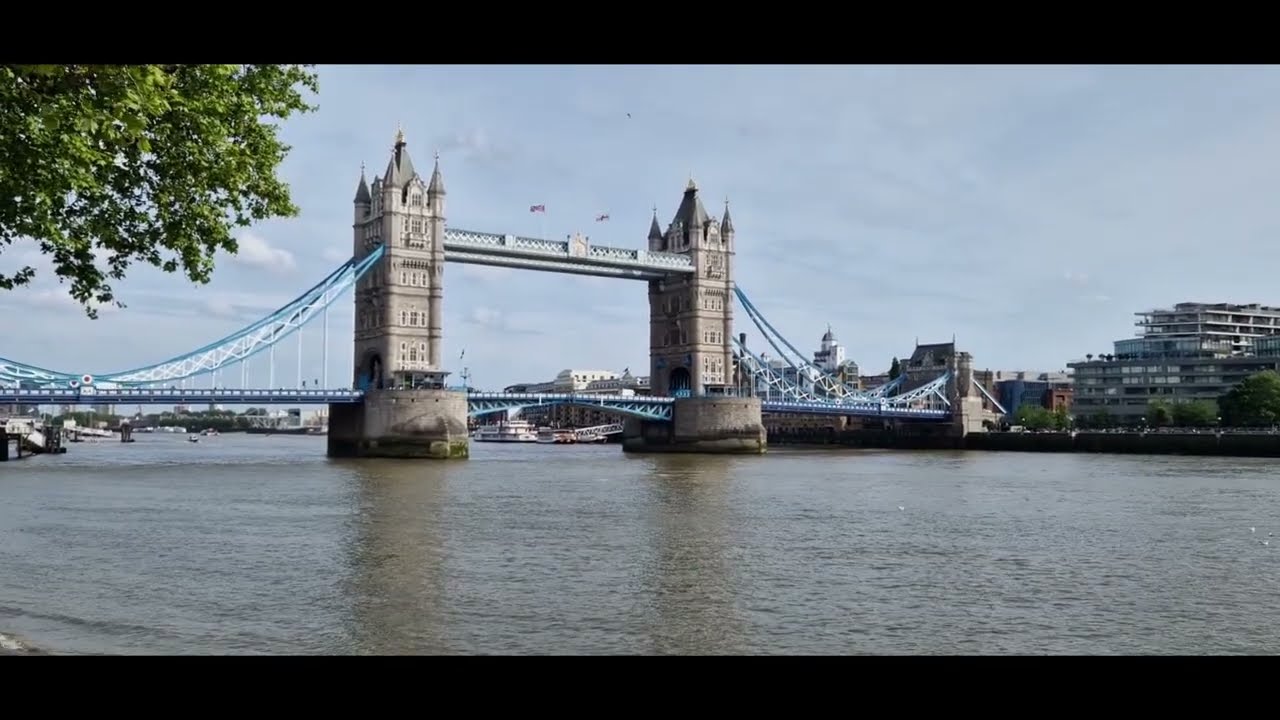 Iconic London Landmarks (Tower Of London and Tower Bridge)