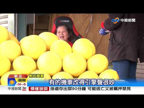 停紅燈下車拿東西 違規騎士掃過慘摔│中視新聞 20200101