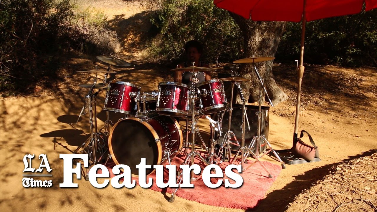 Живая игра на барабанах задает ритм в Гриффит-парке