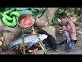 Survival Skills Catch and Cook Big Fish in River / Eating Delicious