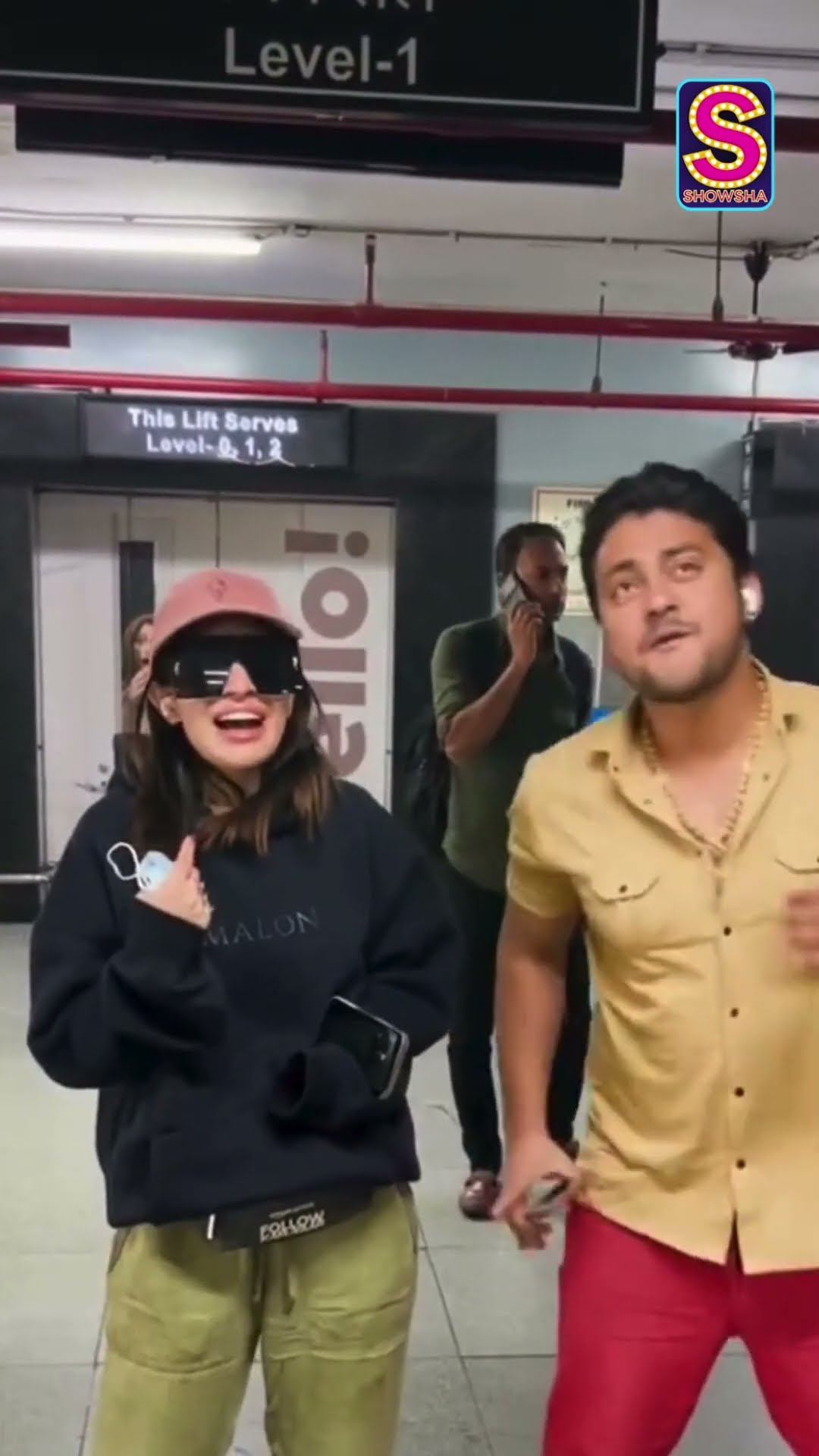 Urfi Javed Gets Impressed With Her Fan’s Move, Fan Dances Around Her | Bollywood | N18S