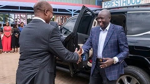 H.E Rigathi gachagua forced to flee, car stoned as chaos rocks Lumuru funeral, (original video)
