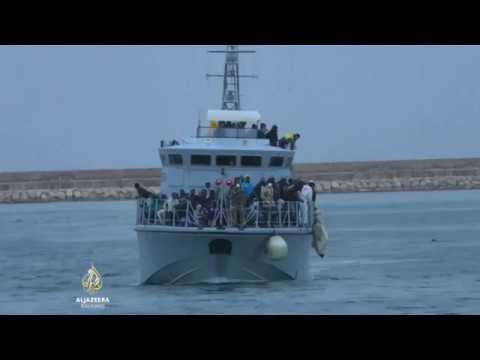 إنقاذ مئات المهاجرين قبالة السواحل الليبية