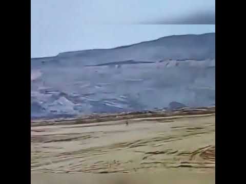 عامل في ولاية ماهاراشترا الهندية يمشي وحيدا في منطقة مفتوحة قرب المنجم الذي يعمل فيه فاستهدف