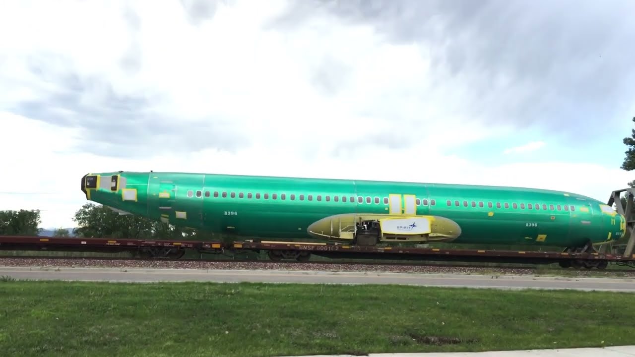 Boeing 737 Fuselage Auto Train | BNSF & Fake Bonnet Leading