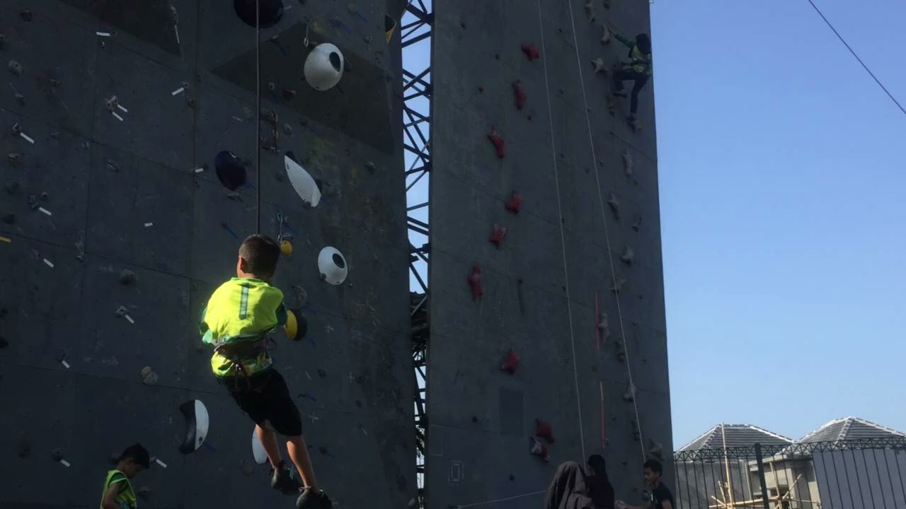 Ahmad Fauzan adzkari robbi ikut climbing susah naik nya di alun2 Depok - kelas reguler