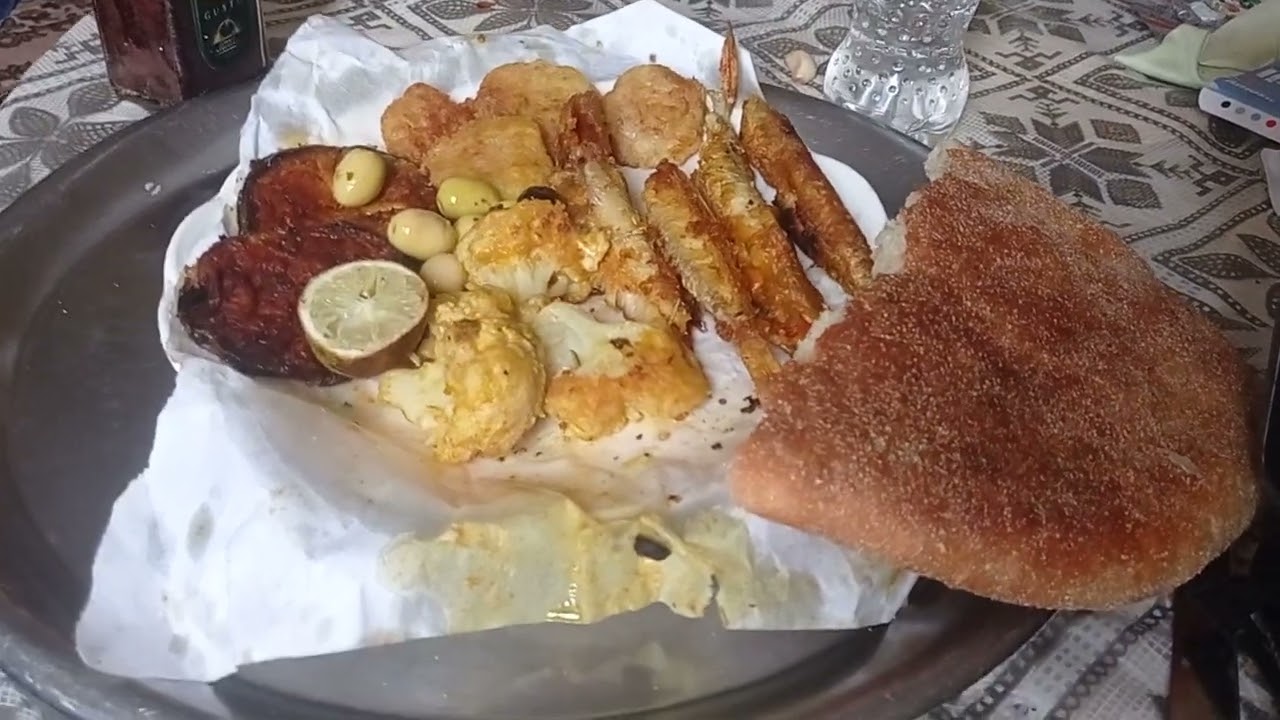 غذاء تادلاوي مكون من السمك والقرنبيط والباذنجان والزيون والحامض