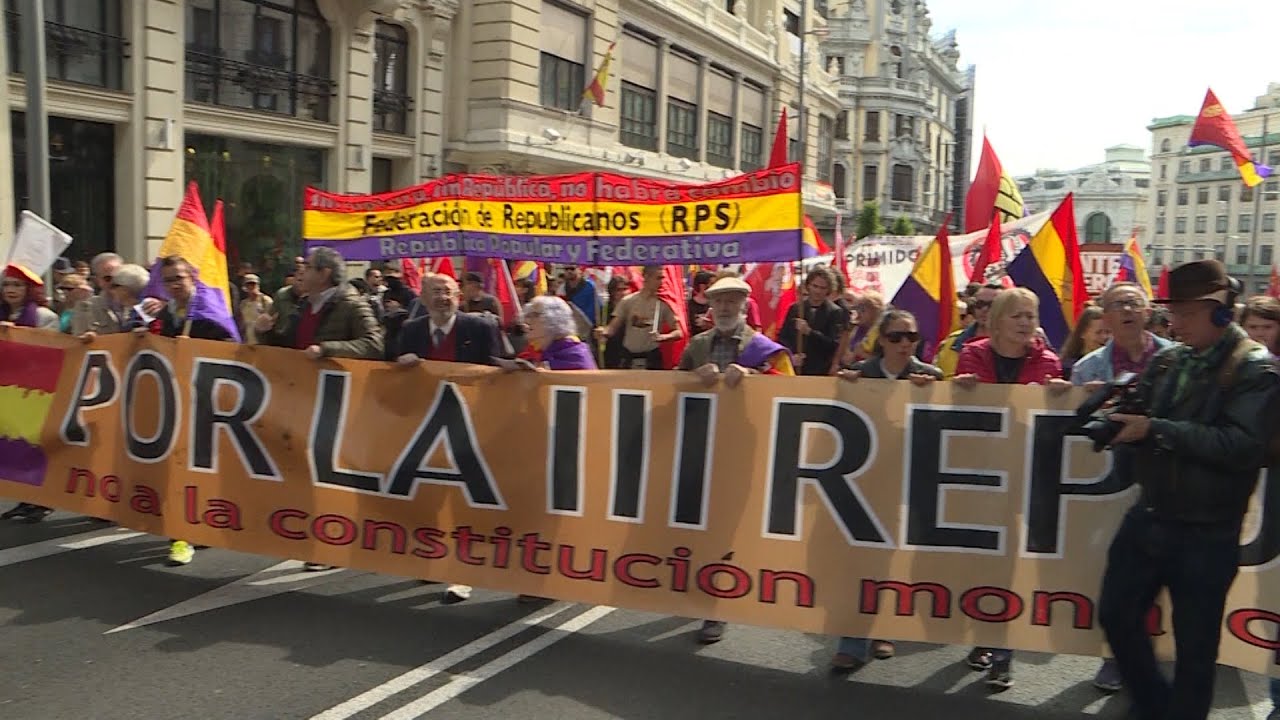 Miles de personas se manifiestan a favor de la República - YouTube