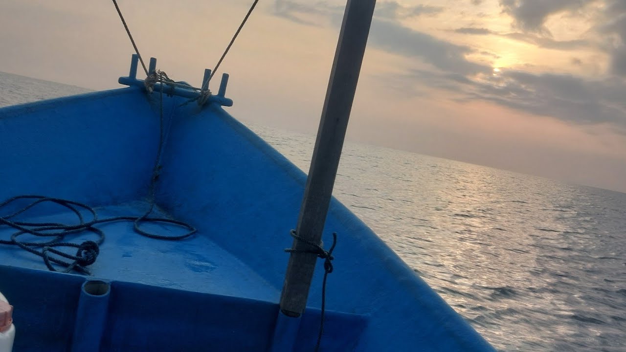 #5 Bersantai bersama bot 17 kaki di lautan damai, ikan kerisi melambai ...