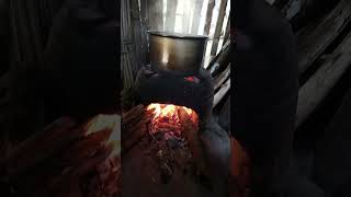 Download Lagu Menghangatkan badan di tungku api #hawu #dapurtradisional MP3